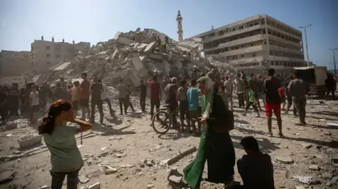Escalated Artillery Offensive Persists in the Gaza Strip